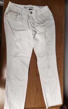 Ariya 13/14 White denim jeans. Measures approx 30 waist 28 inseam and 9 rise